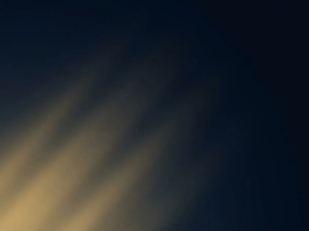 Haces de luz dorada atravesando un fondo azul profundo